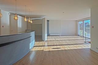 Bent u op zoek naar een eigendom waar u wonen en werken kan combineren? Dan is dit ruime handelspand met appartement langs de Grote Baan in...