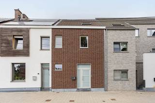 Deze instapklare totaal gerenoveerde woning is gelegen in een rustige straat en bestaat op het gelijkvloers uit een inkomhal, berging, apart toilet, eetplaats, open keuken en een leefruimte met zicht op het terras. Ondergronds is er een droge kelder. De eerste verdieping omvat een master bedroom met dressing, een apart toilet, nachthal, berging en een badkamer met ligbad en wastafel.. De zolderverdieping werd functioneel ingedeeld in nog een tweede en derde slaapkamer. Deze woning werd totaal en tot in de puntjes gerenoveerd in 2013. Elektriciteit volledig conform, centrale verwarming op gas, epc B en asbestveilig zijn slechts enkele troeven. Momenteel verhuurd aan 875 euro per maand. Dit is een topper in zijn prijsklasse en voor de snelle beslisser!