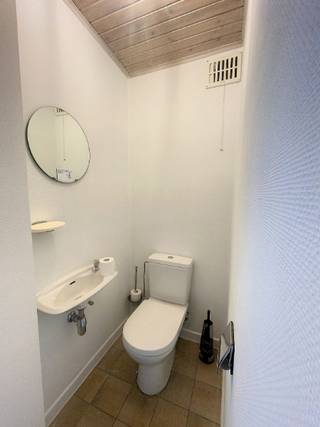 Gelijkvloers APPARTEMENT bestaande uit : inkom met apart toilet, zeer lichtrijke living met aanpalend ruim terras, open nieuwe volledig uitgeruste keuken, ruime berging/wasplaats, ruime badkamer met inloopdouche en lavabomeubel, 2 slaapkamers, fietsenberging, kelderberging en mogelijkheid ruime garage bij te huren ;<br /><br />- Het appartement is volledig gerenoveerd en instapklaar;<br />- Nieuwe ramen, keuken, badkamer...... ;<br />- Overal voorzien van lichtarmaturen en raamdecoratie ;<br />- Centraal gelegen appartement nabij invalswegen en centrum ;<br />- Zeer lage energie kosten ;<br />- Syndic kosten: 55 € ;<br />- Garage: 75 € <br />- Onmiddellijk beschikbaar ;<br /><br />==&gt; Voor een bezoekje, gelieve ons kantoor in Waregem te contacteren aub - 056/60.33.66.