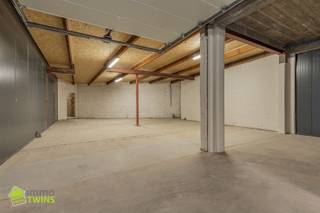 <p><span>Te huur - vernieuwde KMO unit te Grembergen (Dendermonde)</span></p><p><span> </span></p><p><span>Bent u als ondernemer op zoek naar een KMO-Unit met uitstekende bereikbaarheid, verzorgde uitstraling en moderne infrastructuur met alarm, brandcentrale en camera bewaking, dan hebben we voor u de ideale oplossing hartje Grembergen, centraal gelegen nabij Dendermonde. Een kwalitatieve unit die zowel geschikt is voor ambachtelijk gebruik als opslagruimte.</span></p><p><span> </span></p><p><span>Elke unit is voorzien van:</span></p><p><span>- Betonnen vloer</span></p><p><span>- Aparte elektriciteitsmeter</span></p><p><span>- Drijfkracht</span></p><p><span>- Wateraansluiting met individuele teller</span></p><p><span>- Automatische sectionaalpoort en aparte toegangsdeur</span></p><p><span>- Camerabewaking en alarmsysteem</span></p><p><span>- Branddetectie via brandcentrale gekoppeld aan brandweer alsook de nodige brandhaspels en brandblusapparaten</span></p><p><span>- Aansluiting voor sanitair</span></p><p><span>- Parking</span></p><p><span> </span></p><p><span>Unit 3 - 115 m²  | Direct beschikbaar! </span></p><p><span>Toegang via gemeenschappelijke overdekte doorrit (minimale vrije hoogte 2,7 m)</span></p><p><span>Nood aan grotere oppervlaktes?  Contacteer ons om te bekijken welke units eenvoudig gecombineerd kunnen worden.</span></p><p><span>Interesse of meer info? Contacteer ons voor een vrijblijvend bezoek of bijkomende details. T. 052 55 55 55 - <span>info@immotwins.be</span></span><span> </span></p><p><span> </span></p>