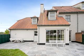 Ontdek deze uiterst ruime woning met een bewoonbare oppervlakte van 262m² op een perceel van 314m². Gelegen in het rustige en doodlopende domein "Kloostertuin", op wandelafstand van het centrum met nuttige winkels en school!<br />Ideale woning voor wie ruimte nodig heeft met zijn 4 slaapkamers (mogelijkheid 5de), 2 badkamers en 2 ruime garages!<br /><br />Indeling:<br /><br /><u>gelijkvloers</u><br />inkomhal met gastentoilet, lichtrijke woonkamer met open keuken die toegang geeft tot de afgesloten tuin en terras. 2 ruime garages met bijhorende zolder.<br /><u>1e verdieping</u><br />Ruime bovenverdieping met 4 volwaardige slaapkamers, badkamer met ligbad, douchekamer en apart toilet.<br /><u>Zolderverdieping</u><br />vaste trap naar ruime zolder<br /><u>Exterieur</u><br />Afgesloten tuin met ruim terras. Grote oprit<br /><u>TROEVEN</u><br />* Energiezuinig-EPC label B<br />* ruime bewoonbare oppervlakte van 262m² (volgens EPC)<br />* rustig woondomein (doodlopend)<br />* 4 slaapkamers<br />* 2 badkamers<br />* 2 garages en ruime oprit<br /><br />Contacteer ons voor een vrijblijvend bezoek via 056/35.40.74. of info@immo-lys.be<br />