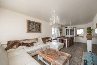 Gerenoveerd gelijkvloersappartement (97m²) met 2 slaapkamers, tuin, autostaanplaats en garage/magazijn (92m²)Gelegen aan de Turnhoutsebaan op de...