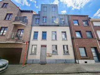 <strong>Gebouw uit 2010 bestaande uit twee instapklare duplexappartementen met elk een apart huisnummer, 3 slaapkamers en een ruim terras.</strong><br /><br />Het gebouw beschikt over een gemeenschappelijke inkomhal met een aparte fietsenberging, waar zich tevens de individuele meters voor aardgas, elektriciteit en water bevinden.<br /><br />Het eerste duplexappartement bevindt zich op het gelijkvloers en de eerste verdieping en beschikt over een bewoonbare oppervlakte van 105 m². De indeling omvat een woonkamer, keuken, apart toilet, wasplaats, nachthal, 3 slaapkamers, een badkamer en een ruim, deels overdekt terras.<br /><br />Het tweede duplexappartement bevindt zich op de tweede en derde verdieping en beschikt over een bewoonbare oppervlakte van 110 m². Dit appartement omvat een inkomhal, woonkamer, keuken, apart toilet, wasplaats, vestiairehoek, nachthal, 3 slaapkamers, een badkamer en een ruim terras.<br /><br />Het duplexappartement op het gelijkvloers is verhuurd tot uiterlijk 31 augustus 2026. Het duplexappartement op de bovenste verdiepingen is momenteel niet verhuurd.<br /><br />Enkele extra kenmerken: individuele tellers voor elektriciteit, aardgas en water, geen lift aanwezig, recent gebouw (2010).<br /><br />Het gebouw geniet bovendien van een uitstekende verkeerstechnische ligging in het centrum van Tienen, met de E40, het station, winkels, scholen, restaurants en openbaar vervoer in de onmiddellijke nabijheid.<br /><br />Interesse? Bel naar 0496 07 89 48.