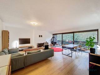 <strong>UKKEL, KONINKLIJKE STERRENWACHT</strong> – In het Cherridreux-park. Prachtig appartement (ONGEMEUBILEERD) met 3 slaapkamers van ±130 m² met twee terrassen aan elke kant, uitzicht op het park en de groene zones, gelegen op de 3e verdieping. Het appartement is als volgt ingedeeld: ruime inkomhal met ingebouwde kasten, apart toilet, wasruimte, woonkamer van ±40 m² met toegang tot het terras, volledig uitgeruste keuken, aparte doucheruimte, 3 slaapkamers; een van ±9 m², een tweede van ±11 m² en een laatste van ±15 m² met ingebouwde dressing en eigen badkamer. Elke slaapkamer heeft toegang tot het tweede terras. Kelder. EPC D. Optionele ondergrondse parkeerplaats voor € 150/maand extra. Voorziening voor lasten: € 300/maand (koud water, warm water, verwarming, gemeenschappelijke ruimtes, conciërge, verzekering tegen verhaal). Beschikbaar op 15/10/2026.<br /><br />
<p><u>Op de 3<sup>e</sup> verdieping</u>:</p>
<ul>
<li>Ruime hal met ingebouwde opbergruimte</li>
<li>Aparte wc</li>
<li>Volledig uitgeruste wasruimte (wasmachine en droger)</li>
<li>Woonkamer van ±40 m² (6,1 x 6,6) (decoratieve open haard) met toegang tot het achterterras</li>
<li>Volledig uitgeruste keuken (oven, inductiekookplaten, afzuigkap, koelkast met vriesvak, vaatwasser) met toegang tot het achterterras</li>
<li>Slaapgedeelte met opbergruimte</li>
<li>Slaapkamer van ±9 m² (3 x 2,9) met toegang tot het voorterras</li>
<li>Slaapkamer van ±11 m² (3 x 3,5) met toegang tot het voorterras</li>
<li>Doucheruimte (douche, dubbele wastafel)</li>
<li>Aparte wc</li>
<li>Slaapkamer van ±15 m² (3,2 x 4,7) met toegang tot het terras aan de voorzijde – Ingebouwde inloopkast en eigen badkamer (bad, dubbele wastafel)</li>
</ul>
<p>Kelder nr. 3 (-1)</p>
<p>Fietsenstalling.</p>