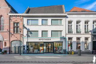 <strong>Huurprijs: 1.995 EUR per maand </strong><br /><strong>Kosten plaatsbeschrijving zijn 50/50 te betalen door huurder en verhuurder<br />Beschikbaar: In onderling overleg.<br /></strong><br />
<p><span>Beschrijving van het pand:</span><br />In het bruisende centrum van Turnhout bieden wij dit ruime handelspand van 336 m² aan, voorheen uitgebaat als apotheek. Dankzij de centrale ligging en de grote raampartijen geniet het pand van een uitstekende visibiliteit en natuurlijke lichtinval.</p>
<p>De indeling is functioneel en biedt tal van mogelijkheden voor diverse handels- of dienstverlenende activiteiten.</p>
<p><span>Bijzonderheden:</span></p>
<p>- Centrale ligging in Turnhout<br />- 336 m² bruikbare oppervlakte<br />- Grote etalage / veel lichtinval<br />- Geschikt voor verschillende commerciële doeleinden</p>
<p>Bent u op zoek naar een commerciële toplocatie voor uw zaak? Neem gerust contact met ons op voor meer informatie of een bezichtiging.</p>