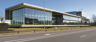 Op zoek naar een geschikte locatie voor uw bedrijf of kantoor, met een moderne uitstraling? Zoek dan niet langer verder!<br /><br />Dit pand is volledig instapklaar en biedt door de uitstekende ligging, een hoge visibiliteit voor uw onderneming. Het pand bestaat uit twee verdiepingen, respectievelijk 272 m² en 289 m² en is uitgerust met moderne voorzieningen; zoals airconditioning, .... Tevens beschikt het pand over voldoende parkeermogelijkheid voor u en uw bezoekers. <br /><br />De locatie is uitstekend bereikbaar, met de E40 op slechts 10 minuten afstand, en bevindt zich centraal tussen de belangrijke economische regio's van Brugge-Gent-Kortrijk.<br /><br />Het pand is beschikbaar vanaf 01/06/2025 of eerder in overleg. <br />Parkeergelegenheid rondom en/of onder het gebouw. <br />De eerste verdieping is uitgerust met keuken en frigo! <br /><br />Troeven: <br />- Volledig instapklaar (keuken, frigo, airco, internet,...);<br />- Energiezuinig;<br />- Voldoende parkeermogelijkheid (met autolaadpaal!);<br />- Grote visibiliteit;<br />-...