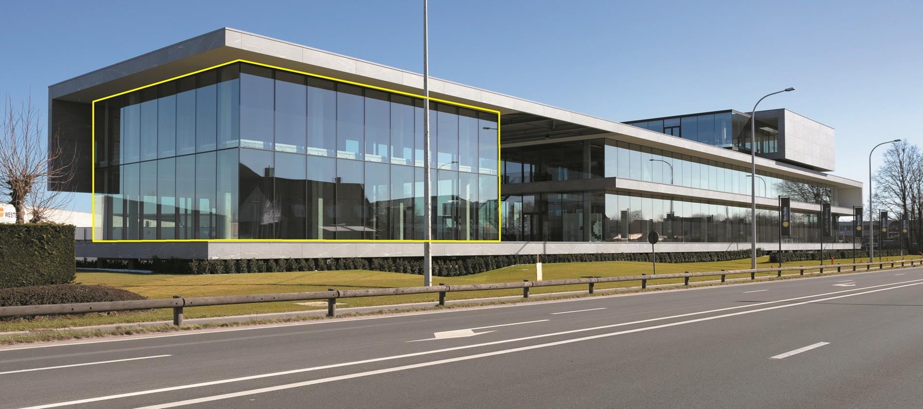 Volledig instapklaar bedrijfspand op een uitstekende ligging. - foto 1