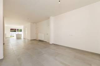 <p><span>In de Provinciestraat woont u in een straat met voldoende parkeermogelijkheden, nabij een speeltuin, met zicht op omliggende tuinen en groen. Door het plaatsen van dikke lagen isolatie, driedubbel glas, een condensatieketel, ventilatiesysteem C en 5 zonnepanelen, werd een EPC A-label bereikt, met een score van 93 kWh/m²/jaar. Qua stijl werd in deze volledig geschilderde woning, gebruik gemaakt van neutrale contrasten: zwarte PVC-ramen (binnen wit), wit geschilderde authentieke trappen, grote grijze vloertegels (120 x 60cm), afgewerkte binnendeuren, etc. De leefruimte met open keuken, geniet van overvloedige lichtinval, dankzij een schuifraam naar de goed georiënteerde tuin (terras + gras). De greeploze keuken valt op door haar kasten tot plafondhoogte, een waterbestendige spatwand, veel opberglades, een eiland en een rist apparaten: kookplaat, combi-oven, vaatwasser en koelkast. Bergruimte is volop aanwezig, in de vorm van een gelijkvloerse technische berging/wasplaats en een droge, goed verluchte kelder. In de badkamer zijn de wandtegels betegeld tot aan het plafond en is er plaats voor een inloopdouche met regenfunctie, acrylbad, dubbel lavabomeubel met spiegel en een hangtoilet met nis. De drie kamers zijn voorzien van een laminaatvloer met akoestische onderlaag. Regenwater en afvalwater werden reeds gescheiden binnen de woning. Er zijn extra voorzieningen aanwezig voor extra zonnepanelen/thuisbatterij.</span></p>