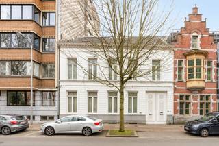 In het bruisende hart van Kortrijk bevindt zich deze uitzonderlijke herenwoning, een zeldzame combinatie van grandeur, ruimte en hedendaags...