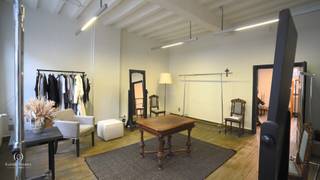 <em>Wie mij een beetje kent, weet dat ik al eens graag bijzonder vastgoed aanbied. Voor de ambitieuze ondernemer heb ik nu werkelijk een pareltje in mijn aanbod!</em><br /><br /><u><strong>HISTORISCH KARAKTER IN EEN MODERN JASJE</strong></u><br />Een handelspand met winkel-, kantoor- en opslagruimte verdeeld over 3 verdiepen én een mooi afgewerkte gewelfde kelder. <br />Minutieus gerestaureerd met behoud van de historische elementen en tegelijkertijd uitgerust met modern comfort zoals airco en alarm.<br /><br /><u><strong>COMMERCIËLE TROEVEN</strong></u><br />De ligging van dit statige handelshuis is alvast ideaal, vlakbij de Grote Markt. Met andere woorden: veel passage, een goede visibiliteit en een enorm potentieel.<br />De zaak ligt bovendien in een gevarieerd ondernemerslandschap met zowel lokale handelaars, internationale merken als gevestigde waarden. <br /><br />De wekelijkse markt op zaterdag en de diverse activiteiten van de stad zoals bv. de Truiense Nostalgie, Ladies City Day of de zomerbraderie brengen steeds veel volk op de been. <br /><br />Erg interessant als investering want momenteel verhuurd met solide huurder en onmiddellijk rendement.<br /><br /><u><strong>CONTACT</strong></u><br />Wil jij investeren in dit uniek en hoogwaardig gerenoveerd pand?<br />Contacteer mij via 0475/47.44.50 voor een afspraak in mijn kantoor. Ik geef je graag meer informatie in alle discretie.<br /><br /><em>De vermelde oppervlaktes zijn slechts indicatief. Katrien Wouters - creating IMMOtions kan niet verantwoordelijk gesteld worden voor de juistheid van de aan haar verstrekte gegevens.  </em>