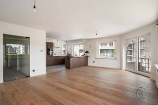Vous recherchez un appartement élégant aux finitions luxueuses, situé dans un emplacement de premier choix au cœur de Waregem ?Cet appartement rénové avec goût, d'une superficie d'environ 115 m², allie des matériaux haut de gamme, un agencement bien pensé et une architecture intemporelle à une vue magnifique sur l'église. Grâce à ses grandes baies vitrées, vous profiterez toute la journée d'une luminosité exceptionnelle et d'une agréable sensation d'espace.AGENCEMENT : Vous entrez par le hall d’entrée, qui comprend des toilettes pour invités et un vestiaire. Le spacieux salon (parquet) constitue, avec la cuisine design sur mesure, le cœur de l’appartement. La cuisine est équipée d’appareils encastrés haut de gamme et d’un îlot de cuisson et d’évier élégant qui se prolonge naturellement en un bar convivial, idéal pour recevoir des invités. L’appartement dispose en outre de deux chambres, d’une salle de bains et d’espaces de rangement pratiques qui contribuent à un confort de vie optimal.ATTOUS : entièrement rénové avec des matériaux haut de gamme, surface habitable d’environ 115 m², luminosité abondante grâce à de grandes baies vitrées allant du sol au plafond, cuisine exclusive sur mesure avec îlot de cuisson, vue dégagée sur l’église, emplacement de premier choix au centre de Waregem, prêt à emménager et aménagé avec le souci du détail.Un appartement unique où luxe, confort et emplacement de choix s’allient à la perfection.Intéressé(e) ? Contactez-nous à l’adresse charlotte@immobeguin.be