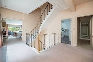 <p>Uniek gebouw in het centrum van Grimbergen, bestaande uit een zeer ruim appartement (240m²) en een enorme handels- of kantoorruimte (519m²) op een perceel van 16a44ca. Het appartement op de eerste verdieping (achteraan op tuinniveau) is royaal qua ruimte: het beschikt over grote living met toegang tot het terras, een volledig ingerichte keuken, vijf volwaardige slaapkamers en twee badkamers. Er is ook een inrichtbare zolderruimte (127m²) die bereikbaar is met een vaste trap. De oostgerichte tuin met zicht op de basiliek zorgt voor een aangename buitenruimte waar u in alle rust kunt genieten. De gelijkvloerse handelsruimte is vooraan 17m breed en 32m diep en biedt veel mogelijkheden en een aantrekkelijke visibiliteit langs één van de belangrijkste wegen in Grimbergen. Voor het gebouw is er voldoende parkeergelegnheid en de oprit links geeft toegang tot de garage. <br /><br />Deze combinatie van een royale woonoppervlakte, een uitzonderlijk grote handelsruimte en een grote tuin is zeldzaam op de markt en is ideaal om wonen en werken te combineren! EPC: X (= onbepaald)</p>
<span></span><span></span>