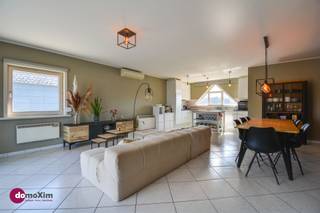 <p><span>Ruim appartement met 2 slaapkamers en uitzonderlijk terras</span></p><p><span> </span></p><p><span>Welkom in dit sfeervol centraal gelegen appartement, waar ruimte en bereikbaarheid samenkomen. </span></p><p><span> </span></p><p><span>Bij binnenkomst word je verwelkomd in een verzorgde inkomhal die je leidt naar een ruime en lichtrijke leefruimte. De open keuken is volledig geïnstalleerd en vormt het kloppend hart van het appartement, perfect voor gezellige diners en ontspannen momenten. Aansluitend is er een veranda van maar liefst 20m². Vanuit deze veranda stap je zo het aangename terras op, een ideale plek om te genieten van een kop koffie in de ochtend of een aperitief in de avond. </span></p><p><span> </span></p><p><span>De nachthal biedt toegang tot twee comfortabele slaapkamers, een aparte technische ruimte die perfect dienst doet als wasplaats, en een klassieke badkamer met wastafel én douche. Een apart toilet bevindt zich eveneens in de nachthal, wat zorgt voor extra privacy en gemak.</span></p><p><span> </span></p><p><span>Ben je op zoek naar een instapklaar appartement, dan is dit precies wat je zoekt!</span></p><p><span> </span></p><p><span>015 20 36 00 - info@domoxim.be</span></p>