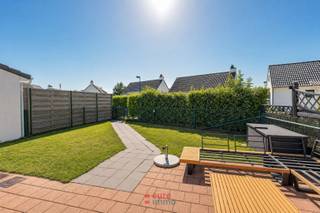 Uitermate charmante, ongemeubelde vakantiewoning in het super rustig gelegen domein "Nieuwendamme" aan de rand van Nieuwpoort-Stad.<br />Dit autoluw domein heeft een gemeenschappelijk buitenzwembad & biedt bovendien vlot doorgang tot de toeristische aangelegenheden én het historische stadscentrum.<br />Genieten vanop uw zongerichte terras & tuin is slechts één van de vele troeven. De buitenparking nabij de woning is incluis.<br />EPC: 630 (Label F).<br />
