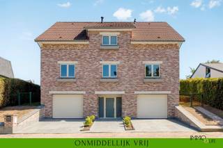 Uitzonderlijke aanbieding te koop op lijfrente in volle eigendom te Overijse. Woning is onmiddellijk vrij. Meer info: https://www.immo2life.be/nl/te-koop-op-lijfrente?view=detail&id=1250 Het boeket bedraagt 195.000 EURO en de maandelijkse rente 3.750 EURO. Deze rente moet betaald worden gedurende een maximumtermijn van 20 jaar. Na deze periode moet er géén maandelijkse rente meer betaald worden aan de rentegenieters (M 88 j en V 69 j). Indien beide rentegenieters vroegtijdig overlijden stopt de betalingsplicht van de koper.Aangezien dit een verkoop op lijfrente in volle eigendom betreft kan u de woning verhuren (en de huurinkomsten innen vanaf het verlijden van de notariële akte) of de woning zelf bewonen. De villa is momenteel niet verhuurd maar de potentiële maandelijkse huurprijs bedraagt circa 3.300 EURO, deze woning werd in het verleden verhuurd aan deze huurprijs. Dergelijke eigendom heeft enorm veel potentieel voor investeerders aangezien de mogelijke huuropbrengsten de betaling van de maandelijkse rente grotendeels kunnen compenseren. Indien de koper de woonst zelf wenst te bewonen (en het is uw 1ste eigendom) kan er aangekocht worden aan het gunsttarief van 2% registratierechten (i.p.v. 12%).Het betreft een luxueuze, ruime villa met 6 slaapkamers en 4 badkamers, gelegen in een verkeersluwe en gegeerde woonwijk met een uitgesproken residentieel karakter te Overijse. Deze eigendom werd opgericht in 2016 en is gelegen op een perceel van 720 m² nabij scholen, winkels, lokale voorzieningen en openbaar vervoer. Via de N4, E411 en R0 bereikt u vlot steden zoals Brussel en Leuven. De woning beschikt over alle comfort en biedt een perfecte combinatie van ruimte en functionaliteit. Dankzij onder meer driedubbele beglazing, degelijke isolatie en een energiezuinige CV-ketel op aardgas behaalt de woning een gunstig EPC-label B (115 kWh/m²/jaar). Bovendien is de elektrische installatie conform AREI tot en met 11 mei 2040 en is er een regenwaterput aanwezig met een capaciteit van 30.000 liter.De indeling is als volgt:Benedenverdieping: inkomhal (13 m²) met ingemaakte vestiairekast, trap en lift, wasruimte (15,6 m²), 2 gigantische garages (59 m² - 59 m²) met plaats voor 3 wagens in elke garage (tandem).Gelijkvloers: hal, apart gastentoilet, bureel (13,9 m²), technische ruimte/berging (8,5 m²), riante en lichtrijke woonkamer (73,7 m²) met sfeervolle gashaard, volledig uitgeruste open keuken (16,8 m²) en aansluitend de veranda (15,5 m²) met toegang naar de zuidoost georiënteerde tuin met terras.1ste verdieping: nachthal, apart toilet, 4 slaapkamers (29,6 m² - 22,5 m² - 16,3 m² - 13,9 m²), waarvan 1 master bedroom met ingemaakte kasten en ensuite badkamer (14 m²) voorzien van ligbad, douche, dubbele wastafel en toilet, een 2de slaapkamer met douche, wastafel en toilet en een 3de slaapkamer enkel met douche en wastafel. Verder is er op deze verdieping nog een 4de aparte badkamer (8,3 m²) aanwezig met ligbad, douche en dubbele wastafel.Zolderverdieping (bereikbaar via vaste trap en lift): nachthal, apart toilet, 2 ruime slaapkamers en berging.Kortom, een kwalitatieve en energiezuinige woning met sterk investeringspotentieel, gelegen op een zeer uitzonderlijke en gegeerde ligging.