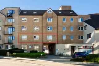 Perfect onderhouden, ruim appartement met grote garage op een toplocatie net buiten het centrum van Leuven.Eerste verdieping: Ruime inkomhal, WC, 3...