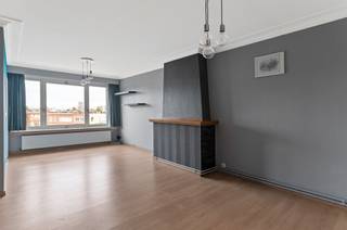 <div><div> <p>Centraal gelegen appartement met twee slaapkamers.</p><p>Dit appartement op de derde verdieping in Deurne bevindt zich op een bijzonder centrale locatie, vlak bij openbaar vervoer, verschillende parken en een ruim aanbod aan winkels. Hierdoor woon je in een omgeving waar alles makkelijk bereikbaar is.  Via de inkomhal met vestiaire kom je in de leefruimte op laminaatvloer die een aangename en praktische indeling biedt. De keuken werd vernieuwd in 2020 en is uitgerust met oven, gasvuur en dampkap, met aansluitend een wasplaats voor de nodige aansluitingen. Er zijn twee slaapkamers van 7 m² en 15 m², ideaal als hoofd- en bijkomende kamer. De badkamer werd vernieuwd in 2017 en is voorzien van een douche, toilet en wastafelmeubel. Het appartement beschikt verder over een nieuwe condensatieketel op gas, een goedgekeurde elektrische installatie en een vernieuwd en geïsoleerd dak. Op het gelijkvloers is een ruime berging aanwezig die perfect dienstdoet voor fietsen of extra opslag. </p></div> </div>