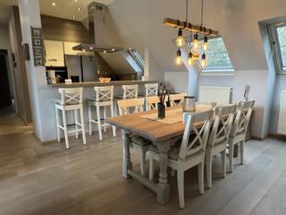 Immédiatement accessible, appartement penthouse (110m²) bien entretenu avec 3 chambres et une terrasse spacieuse.L'appartement est accessible par le hall d'entrée qui dispose d'une armoire équipée menant au salon avec terrasse adjacente et à la cuisine ouverte. La cuisine ouverte est équipée d'un évier simple, d'un réfrigérateur américain, d'un lave-vaisselle, d'un four combiné et d'une plaque de cuisson à induction avec hotte aspirante. Viennent ensuite la buanderie, la salle de bains, les WC et les 3 chambres à coucher. L'appartement dispose également d'une pièce de rangement dans le grenier.La possibilité d'acquérir un garage séparé complète l'ensemble.Situé à Malines, avec un accès facile aux magasins, aux transports en commun, aux écoles et à la piste cyclable.