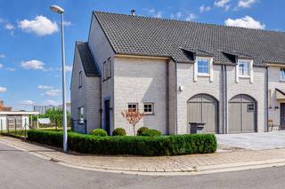Op zoek naar een energiezuinige woning met vier slaapkamers op een rustige ligging? Deze verzorgde gezinswoning uit 2012 bevindt zich aan het einde van een doodlopende straat in Wielsbeke en combineert hedendaags wooncomfort met ruimte en rust.De woning beschikt over een aangename leefruimte, keuken en praktische garage. Met maar liefst vier slaapkamers is er voldoende plaats voor een groter gezin, een thuiskantoor of hobbyruimte. Daarnaast is er een zolder aanwezig die voor extra opbergruimte zorgt.Een absolute troef is het EPC-label A. Hierdoor geniet je van een energiezuinige woning met een laag energieverbruik en een uitstekend wooncomfort.Ook de ligging is bijzonder aangenaam. Aan het einde van een doodlopende straat geniet je van weinig doorgaand verkeer en een rustige woonomgeving, terwijl het centrum van Wielsbeke en de belangrijkste verbindingswegen vlot bereikbaar blijven.Te koop via Immo Beguin, jouw vastgoedexpert sinds 2009, met kantoren in Ronse, Waregem, Kortrijk, Deinze, Doornik, Lessines, Moeskroen en Nieuwpoort.Meer info of bezoek via luna@immobeguin.be