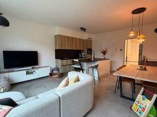 Dit energiezuinig appartement is gelegen op wandelafstand van het centrum van Aalst en bestaat uit een ruime leefruimte met salon, eetplaats, volledig geïnstalleerde en kwalitatief goed afgewerkte keuken. Tevens is er een bergplaats voorzien aan de keuken met aansluiting voor wasmachine en droogkast. De slaapkamer is zeer ruim. De badkamer omvat een inloopdouche, lavabo en de nodige opbergplaats. Toilet is afzonderlijk. Daar het appartement zich op de gelijkvloerse verdieping bevindt, heb je een terras en uitzicht op de mooie gemeenschappelijke tuin. In de garage is er een extra afzonderlijk bergruimte, gemeenschappelijke fietsberging en een extra ruime parkeerplaats, inbegrepen in de huurprijs.<br />Het appartement is gelegen op wandelafstand van station, winkels, scholen en het stadscentrum.<br />Huurprijs: 900 EUR/maand en gemeenschappelijk kosten 50EUR/maand
