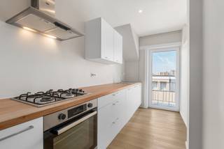 e koop: verzorgd gesloten appartement in Oostende, centraal gelegen in de Vrijheidstraat, op korte afstand van winkels en openbaar vervoer.
<p> </p>
<p>Dit appartement biedt een aangename woonervaring dankzij de overvloedige lichtinval en de rustige maar centrale ligging. Een belangrijk voordeel is dat er geen syndicus of gemeenschappelijke kosten zijn, wat het financieel aantrekkelijk maakt. De indeling is praktisch en biedt voldoende ruimte voor comfortabel wonen. Het appartement werd gerenoveerd in 2023 met nieuwe ramen, vloeren, keuken en badkamer.</p>
<p> </p>
<p>Belangrijkste ruimtes:<br />• Lichte woonkamer met grote ramen en toegang tot het terras<br />• Functionele keuken met voldoende opbergruimte<br />• Twee slaapkamers, ideaal voor gezin of koppel<br />• Badkamer met inloopdouche<br />• Apart toilet<br />• Berging voor extra opslag</p>
<p> </p>
<p>Troeven:<br />• Geen syndicus of gemeenschappelijke kosten<br />• Veel natuurlijke lichtinval<br />• Rustige, centrale ligging in Oostende</p>
<p> </p>
<p>Neem vandaag nog contact op met je ERA-makelaar voor een bezoek.</p>
<p> </p>
<p>JOUW DROOMAPPARTEMENT. ZO GEVONDEN!</p>