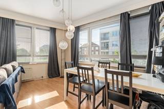<p><strong>Te koop: halfopen appartement in Vilvoorde, gelegen aan de stadsrand en op korte afstand van scholen, openbaar vervoer en het treinstation.</strong></p><p>Dit appartement uit 1967 biedt een praktische indeling en een comfortabele woonomgeving. Dankzij het EPC-label D is er geen renovatieverplichting, wat u meteen gemoedsrust geeft. De ligging nabij alle faciliteiten maakt het ideaal voor wie alles binnen handbereik wil. Bovendien beschikt u over een privatieve kelder, perfect voor extra opslagruimte.</p><p><strong>Belangrijkste ruimtes:</strong></p><p>• Woonkamer (22,2 m²) met open haard en veel lichtinval</p><p>• Keuken (5,7 m²) met dubbele spoelbak, oven en elektrische kookplaat</p><p>• Twee slaapkamers (8,1 m² en 11,9 m²)</p><p>• Badkamer (4,2 m²) met ligbad, enkelvoudige spoelbak en aansluiting voor wasmachine</p><p>• Inkomhal (6,5 m²) met videofoon en ingemaakte kasten</p><p>• Terras (1,2 m²)</p><p>• Privatieve kelder</p><p><strong>Troeven:</strong></p><p>• Gelegen nabij alle faciliteiten</p><p>• Geen renovatieverplichting: EPC D</p><p>• Privatieve kelder inbegrepen</p><p><strong>Neem vandaag nog contact op met Selena Perez y Latorre via +32 2 335 11 13 voor een bezoek.</strong></p><p>JOUW DROOMAPPARTEMENT. ZO GEVONDEN!</p>