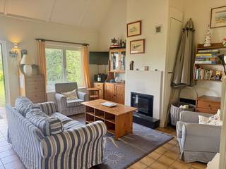 Deze vakantiewoning is verzorgd en kende doorheen de jaren al wat aanpassingen/vernieuwingen aan de keuken en de badkamer. De openhaard werd vervangen door een inbouwcassette wat zorgt voor een beter rendement en gezellige avonden. Indeling: Leefruimte met open keuken en 2 slaapkamers; badkamer met douche, lavabo en toilet; De Mezzanine is ook ingericht als slaapkamer. De berging is voorzien van een aansluiting voor een wasmachine. Bij aankoop van de vakantiewoning ben je volle eigenaar van de grond én de constructie erop.