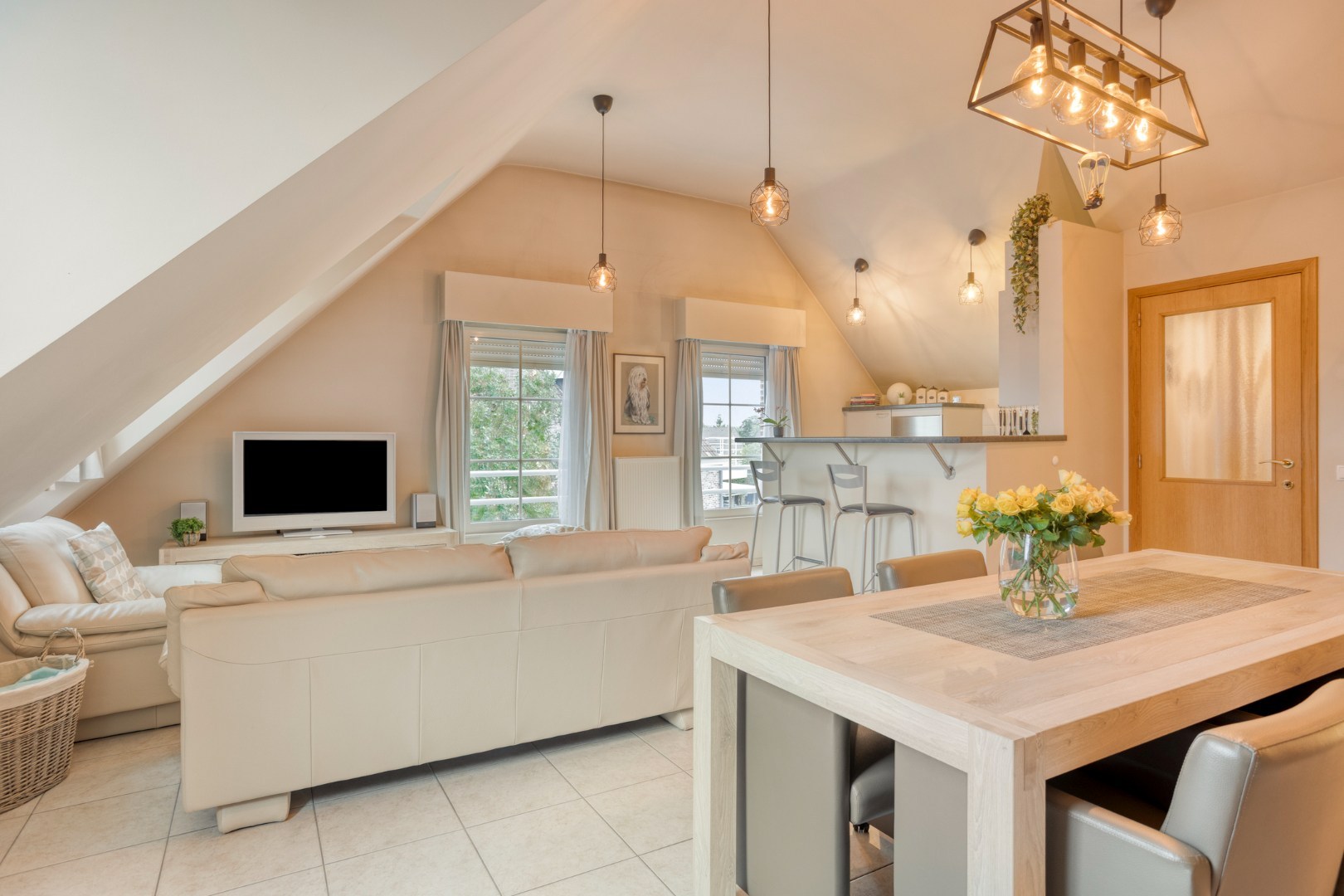 Stijlvol dakappartement met 2 slaapkamers en alle comfort - foto 1