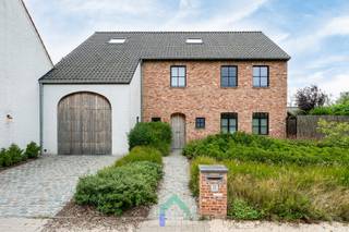 Algemeen<br />In de Balgerhoekstraat in Wingene vinden we deze bijzonder ruime woning waar de charme van landelijke architectuur en moderne elegantie op een mooie manier samenkomen. De woning werd met oog voor detail en kwaliteit afgewerkt en biedt een uitzonderlijk gevoel van ruimte, zowel binnen als buiten.<br /><br />Dankzij de landelijke moderne stijl, de royale leefruimtes en de grote tuin is dit een woning die perfect aansluit bij wie op zoek is naar rust, comfort en hedendaags woonplezier. De groene omgeving van Wingene zorgt bovendien voor een aangename woonbeleving, terwijl dagelijkse voorzieningen vlot bereikbaar zijn.<br /><br />Indeling<br />Bij het binnenkomen valt meteen de kwalitatieve afwerking en het gevoel van ruimte op. De woning beschikt over bijzonder ruime leefruimtes, waarbij grote raampartijen zorgen voor een overvloed aan natuurlijk licht en een mooie verbinding met de tuin.<br /><br />De leefruimte vormt samen met de keuken het hart van de woning. Hier is er volop plaats om gezellig samen te komen, te koken en te genieten van het zicht en de rust rondom de woning. De landelijke uitstraling wordt stijlvol gecombineerd met moderne elementen, wat zorgt voor een tijdloos en warm geheel.<br /><br />De woning beschikt maar liefst over vier slaapkamers, waardoor er alle ruimte is voor een groot gezin,hobbyruimte of logeerkamers. Buiten geniet je van een grote tuin om in alle rust van het groen te genieten.<br /><br />Varia<br />Deze woning is een echte combinatie van ruimte, stijl en comfort. Dankzij de energiezuinige voorzieningen geniet je hier van hedendaags wooncomfort met aandacht voor efficiënt energiegebruik.<br /><br />Troeven <br />*Grote tuin <br />*Energiezuinige woning <br />*Perfect en kwalitatief afgewerkt <br /><br />Een woning waar ruimte en gezelligheid hand in hand gaan, met een stijlvolle uitstraling en een afwerking die tot in de puntjes verzorgd is.<br /><br />Plan vandaag nog een bezoek in met Loucka en ontdek jouw toekomstige thuis in Wingene.<br />📞 0469 44 27 57<br />📧 Loucka@gentill.be