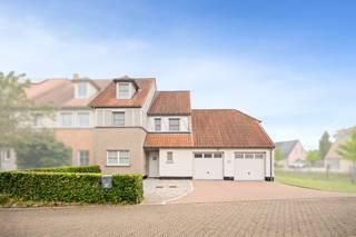 Ontdek deze uiterst ruime woning met een bewoonbare oppervlakte van 262m² op een perceel van 314m². Gelegen in het rustige en doodlopende domein "Kloostertuin", op wandelafstand van het centrum met nuttige winkels en school!<br />Ideale woning voor wie ruimte nodig heeft met zijn 4 slaapkamers (mogelijkheid 5de), 2 badkamers en 2 ruime garages!<br /><br />Indeling:<br /><br /><u>gelijkvloers</u><br />inkomhal met gastentoilet, lichtrijke woonkamer met open keuken die toegang geeft tot de afgesloten tuin en terras. 2 ruime garages met bijhorende zolder.<br /><u>1e verdieping</u><br />Ruime bovenverdieping met 4 volwaardige slaapkamers, badkamer met ligbad, douchekamer en apart toilet.<br /><u>Zolderverdieping</u><br />vaste trap naar ruime zolder<br /><u>Exterieur</u><br />Afgesloten tuin met ruim terras. Grote oprit<br /><u>TROEVEN</u><br />* Energiezuinig-EPC label B<br />* ruime bewoonbare oppervlakte van 262m² (volgens EPC)<br />* rustig woondomein (doodlopend)<br />* 4 slaapkamers<br />* 2 badkamers<br />* 2 garages en ruime oprit<br /><br />Contacteer ons voor een vrijblijvend bezoek via 056/35.40.74. of info@immo-lys.be<br />