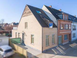 Deze eigendom bevindt zich in de Ooststraat in het residentiële Bevegem, rustig doch zéér centraal. Op enkele passen is het station en het centrum van Zottegem, scholen, sportinfrastructuur, het ziekenhuis, winkels,..<br />Deze solide, ruime én lichtrijke woning werd gebouwd met uitsluitend kwalitatieve/luxe materialen en werd voor het eerst bewoond in 2008. In 2017 werd deze uitgebreid met een luxueuze veranda (met hoge ramen), voorzien van een zonnewering. Als extra troef is de woning volledig aangepast aan rolstoelgebruikers. Zo zijn er bredere deuren, een slaapkamer en badkamer op het gelijkvloers, een hoge positionering van stopcontacten en een lage positionering van schakelaars,....<br />Indeling: inkomhal met traphal en gastentoilet, karaktervolle woonkamer met mooie natuursteen schouw, aangrenzend een veranda met zicht op het tuintje, (halfopen) keuken, ruime slaapkamer voorzien van inbouwkasten met ensuite badkamer. De verdieping beschikt over een nachthal, ruime slaapkamer achteraan met onmiddellijke toegang tot een zuidgericht dakterras van 25m², ruime slaapkamer vooraan voorzien van inbouwkasten en een tweede badkamer (met ook een toilet). Leuke zolderkamer/bureau/hobbykamer onder het dak.<br />Oprit naast/achter de woning die plaats biedt voor verschillende wagens en een houten tuinhuis/garage. Gezellig tuintje aanwezig met een zuid oriëntatie en voorzien van veel privacy.<br />Conforme elektriciteit, CV op aardgas, PVC ramen met HR-glas, ventilatiesysteem C, volledig geïsoleerd, twee regenwaterputten aanwezig. <br />INTERESSANTE, INSTAPKLARE WONING OP GOEDE LIGGING!!<br />EPC: 167 kWh/(m² jaar), energielabel B, geen renovatieverplichting. Stedenbouwkundige inlichtingen in aanvraag sinds 17/03. P-score: D, G-score: D, geen risicozone voor overstromingen.<br />U kan de beschikbare attesten bij verkoop downloaden via de website janssens-leroy.be.