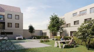 <p><span>Dit </span><span>energiezuinig</span><span> nieuwbouwappartement van 92</span><span> m²</span><span> maakt deel uit van de hedendaagse residentie </span><span>“SUNSHINE”</span><span>, een stijlvol en lichtvol nieuwbouwproject met </span><span>groendaken en de stijlvol aangelegde binnentuin</span><span>, een uitstekende ligging en toekomstgericht wooncomfort. Dankzij de optimale zonnige invalshoek geniet dit appartement elke dag opnieuw van een uitzonderlijk aangename woon-atmosfeer. Gelegen op een uitmuntend rustige locatie, pal in het centrum van </span><span>Zelzate</span><span>, op amper </span><span>50 meter van de Grote Markt</span><span>.</span></p><p><span> </span></p><p><span>Indeling:</span><span> Inkomhal, lichtvolle woonkamer met open en comfortabele keuken, met aansluitend privatief terras (16m²). Twee volwaardige slaapkamers, badkamer, apart toilet en berging. </span><span>(Inspraak mogelijk in keuze van badkamer, keuken en interieur volgens voorzien budget.)</span><span> Fietsstalling inbegrepen. Aparte aankoop van een parkeerplaats mogelijk, volgens keuze.</span></p><p><span> </span></p><p><span>Opmerking:</span><span> Lastenboek en gedetailleerde prijslijst op aanvraag. De verkoop geschiedt onder het </span><span>btw-stelsel</span><span> (op het constructie-aandeel mogelijk verlaagd btw-tarief van </span><span>6%</span><span>, mits voldaan aan de voorwaarden) en </span><span>registratierechten op het grondaandeel</span><span>, evenals onder de voorwaarden van de </span><span>Wet Breyne</span><span>. Inspraak bij afwerking volgens lastenboek. Prijzen in deze publicatie kunnen worden aangepast door de bouwheer.</span></p>