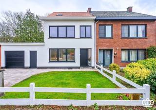 Instapklare, energiezuinige woning (EPC A) op een zonnig perceel in een rustige woonwijk te Brasschaat!Deze hoogwaardig gerenoveerde woning werd in...