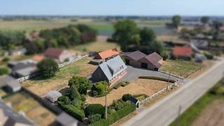 Cette spacieuse maison individuelle, construite en 1972, offre de nombreuses options pour ceux qui recherchent une maison avec beaucoup d'espace, un grand terrain et des options de rangement supplémentaires. La maison a pas moins de 221 m² de surface habitable et est située sur un beau terrain de 4 419 m² à l'aspect rural.<br /><br />En entrant dans la maison, vous vous retrouverez dans le hall d'entrée, qui donne accès aux différents espaces de vie. Au rez-de-chaussée, il y a un espace de vie spacieux et lumineux, adjacent à la cuisine. La maison dispose également d'un espace bureau pratique, d'une salle de bains, de toilettes invités et de deux chambres complètes.<br /><br />Il y a trois chambres supplémentaires au premier étage. De plus, il y a beaucoup d'espace de rangement supplémentaire, idéal pour le stockage ou les loisirs.<br /><br />À côté de la maison, il y a plusieurs entrepôts d'une superficie totale d'environ 500 m². Ces espaces offrent une énorme valeur ajoutée et sont parfaits pour les indépendants, les professions libérales, les amateurs ou ceux qui ont besoin d'un espace de rangement supplémentaire.<br /><br />L'environnement extérieur spacieux procure une sensation de paix et d'intimité et offre de nombreuses opportunités grâce au grand terrain. Avec les travaux de rénovation nécessaires, cette maison peut être transformée en une maison familiale spacieuse offrant une combinaison unique de vie et de travail.<br /><br />Une excellente opportunité pour ceux qui recherchent de l'espace, des opportunités et un emplacement rural à Kortemark.<br /><br />Registre des mesures: non