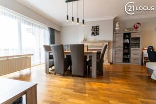 <p><span>Appartement spacieux de 3 chambres à Beveren-Waas – idéal comme investissement</span></p>
<p><span>Ce magnifique appartement est situé dans un environnement résidentiel calme et verdoyant, à deux pas du marché de Beveren-Waas. Situé au sixième étage d’une agréable résidence, l’appartement est facilement accessible par ascenseur.</span></p>
<p><span>Dès l’entrée, le hall vous accueille avec un WC séparé pour les invités. Le séjour spacieux et lumineux dispose d’un élégant élément de cheminée, parfait pour des moments chaleureux. La cuisine est équipée d’appareils encastrés modernes et offre un espace de rangement pratique attenant, pouvant également servir de buanderie.</span></p>
<p><span>L’appartement comprend 3 chambres complètes ainsi qu’une salle de bains entièrement équipée avec WC, combinaison baignoire/douche et double meuble lavabo.</span></p>
<p><span>L’appartement est actuellement loué, ce qui en fait une excellente opportunité pour les investisseurs à la recherche d’un investissement rentable et sans souci.</span></p>
<p><span>Un box de garage au rez-de-chaussée est disponible à l’achat séparément pour 30.000 €.</span></p>
<p><span>Idéal pour ceux qui recherchent confort, espace et une situation centrale à Beveren-Waas, ou un bien de rendement intéressant.</span></p>
<p><span>Intéressé(e) ? Contactez-nous pour plus d’informations ou pour une visite.</span></p>
