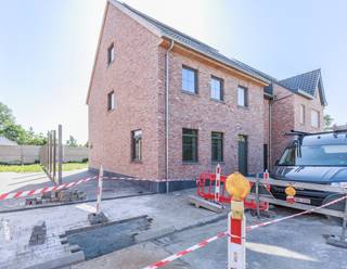 <span>Deze energiezuinige nieuwbouwwoning in </span><strong>eerste gebruik</strong><span> is rustig gelegen in Gijzegem. De </span><strong>halfopen bebouwing</strong><span> werd opgetrokken in een moderne, hedendaagse architectuur met bijzondere aandacht voor ruimtegevoel, wooncomfort en natuurlijke lichtinval.</span><br /><span>Bij het betreden van de woning komt u in de inkomhal met gastentoilet. Vervolgens bereikt u de lichtrijke leefruimte met open, volledig uitgeruste keuken. Dankzij de grote raampartijen geniet u hier van een aangenaam zicht op de tuin en het terras. Verder beschikt de woning over een praktische berging. Naast de woning bevindt zich een private oprit; een carport wordt nog geplaatst. Op de eerste verdieping bevinden zich </span><strong>drie slaapkamers</strong><span>, een aparte toiletruimte en een comfortabele badkamer uitgerust met ligbad en douche. Via een vaste trap bereikt u de tweede verdieping, waar zich nog een ruime </span><strong>polyvalente kamer</strong><span> bevindt die perfect kan dienen als vierde slaapkamer, bureau of hobbyruimte. Dankzij de warmtepomp, zonnepanelen en uitstekende energieprestaties geniet u van een bijzonder </span><strong>energiezuinige woning</strong><span> met lage energiekosten en optimaal wooncomfort. De aanleg van het gazon, de buitenberging en de laatste schilderwerken worden nog afgewerkt, zodat de woning volledig instapklaar wordt opgeleverd.</span>