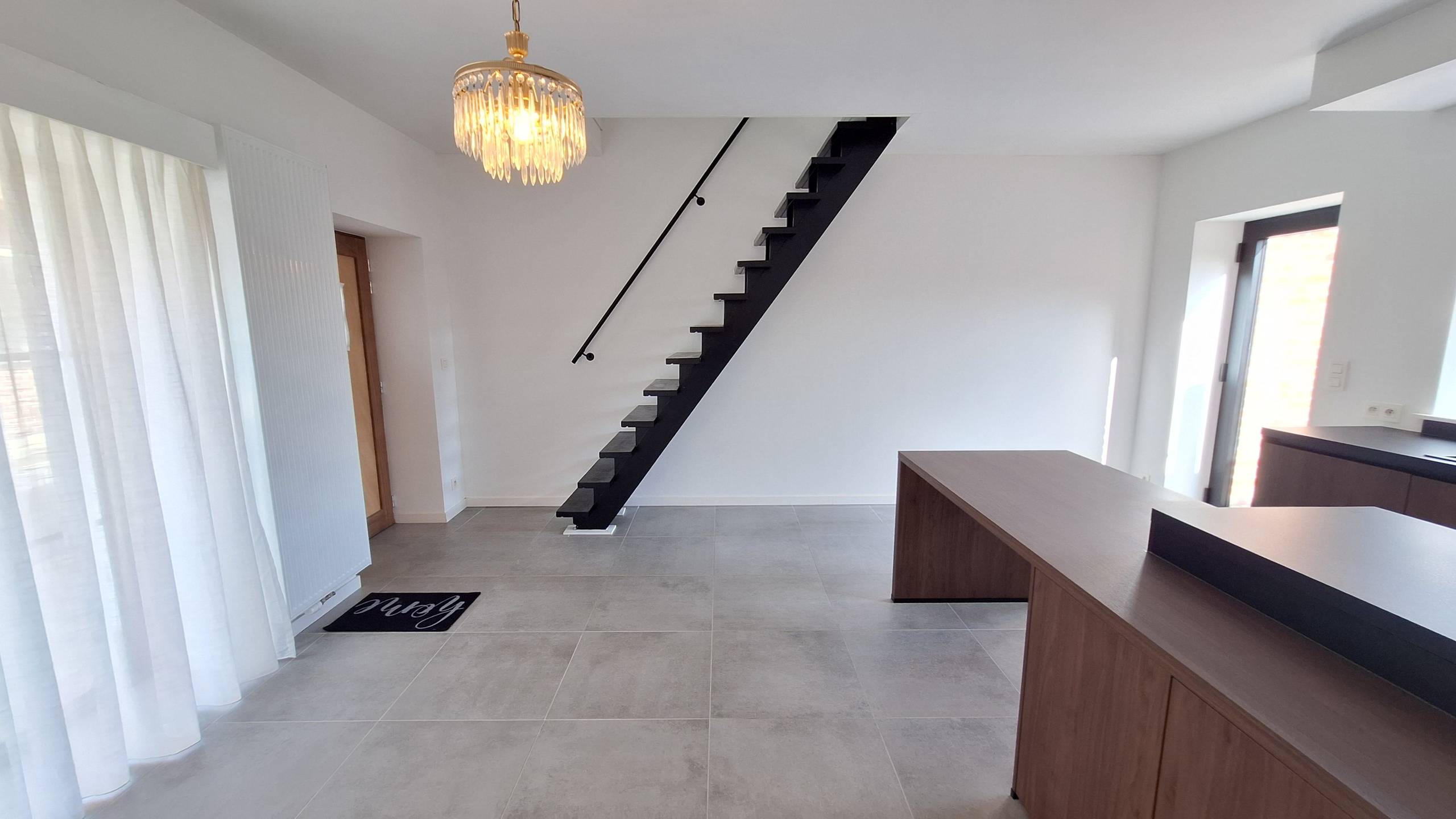 Instapklare rijwoning met 2 slaapkamers, terras met tuinperkje en kleine garage in een rustige straat in het hartje van Poperinge. - foto 3