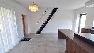 Ontdek deze instapklare woning met terras en een compacte garage (11 m²), ideaal gelegen op wandelafstand van gezellige horecazaken, het...