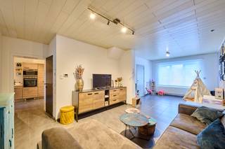 Verrassend ruime gezinswoning op een ZW georiënteerd perceel van 6a83caDeze instapklare woonst is gelegen op de Veerstraat 30 in Wellen op een mooi...