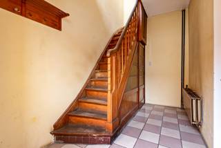 <p>Op zoek naar een ruime gezinswoning met karakter én potentieel?</p>
<p>Deze te renoveren woning aan Frans Stienletlaan 30, Wilrijk biedt alles wat je nodig hebt! Een volledig renovatiepand waar je alle keuzes zelf maakt: van vloeren tot badkamer, hier bepaal jij het helemaal.</p>
<p>Ben jij een renovatie-expert of heb je gewoon een geweldig gevoel voor stijl? Begin alvast met je moodboard, want hier kun je je creativiteit volledig de vrije loop laten.</p>
<p>De ligging? Absoluut top!<br />Welkom in het bruisende hart van het Valaar. De woning ligt in een rustige woonwijk, pal aan scholen, winkels en openbaar vervoer, met vlotte verbinding naar de A12 en E19. Ideaal voor jonge gezinnen die comfort, groen en bereikbaarheid willen combineren.</p>
<p>Deze hotspot voor jonge gezinnen heeft voor ieder wat wils. Waar wacht je nog op? Deze kans mag je niet laten schieten!</p>
<p>Gvg, Gvv, Wg, Vkr, Gmo, geen overstromingsgevoelig gebied</p>
<p>Dit pand is onderworpen aan de renovatieverplichting van de Vlaamse overheid voor residentiële gebouwen.<br />https://www.vlaanderen.be/een-huis-of-appartement-kopen/renovatieverplichting-voor-residentiele-gebouwen<br /><br />Alle attesten zijn te vinden op www.jamar.immo.</p>
<p>Ben je klaar om van deze woning je eigen thuis te maken? Contacteer ons snel voor een bezoek!<br /><br />Wg, Gvg, Gvv, Gvkr, Gmo, geen overstromingsgevoleig geboed, geen WORG</p>