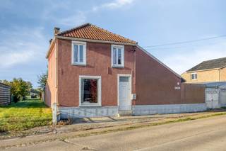 <p>Op Steenweg 33 in Zoutleeuw wacht een woning met een uitzonderlijke troef: een perceel van maar liefst 2.093 m², midden in een groene, landelijke omgeving. Wie op zoek is naar ruimte, rust en de mogelijkheid om een eigen plek helemaal naar eigen inzicht vorm te geven, voelt hier meteen de potentie. Dit is een plek waar je de tijd kan nemen om iets nieuws op te bouwen, met de charme van het platteland en toch alle voorzieningen binnen handbereik.</p><p>De woning zelf telt een bewoonbare oppervlakte van 134 m², verdeeld over drie slaapkamers en één badkamer. De indeling biedt een logische basis met voldoende ruimte voor een gezin, en de aanwezigheid van een tuin zorgt voor een aangename buitenbeleving. Parkeren is geen zorg: er zijn twee buitenstaanplaatsen voorzien, al is er geen garage of terras aanwezig. De gevel is opgetrokken in steen, passend bij de bouwstijl uit 1980.</p><p>Belangrijk om te weten: de woning is gebouwd in 1980 en verkeert momenteel in een staat die sloop of grondige herbouw vereist. Het EPC-label is F (1042 kWh/m²), met een geldigheid tot februari 2032, en er geldt een renovatieverplichting. De elektrische installatie is niet conform, al is er een geldig keuringsattest beschikbaar. Deze woning is dan ook vooral interessant voor wie op zoek is naar een project: een kans om op deze uitzonderlijke kavel iets volledig nieuws neer te zetten, met behoud van de landelijke rust en de grote tuinoppervlakte als vertrekpunt.</p><p>De ligging in Zoutleeuw combineert het beste van twee werelden: je woont in een landelijke zone, maar winkels, scholen op ongeveer 1 km, openbaar vervoer en een sportcentrum liggen allemaal binnen bereik. Ideaal dus voor wie de drukte wil ontvluchten zonder in te boeten aan comfort en bereikbaarheid.</p><p>Benieuwd naar de mogelijkheden van dit ruime perceel? Plan gerust een bezoek via ons kantoor, we lichten je graag alle details toe en denken met je mee over de opties.</p>