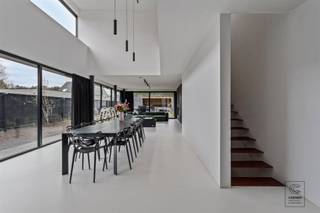 Prachtig en verder af te werken halfopen bebouwing van 320 m², met drie slaapkamers en 2 badkamers op een uiterst rustige locatie te Brecht!...