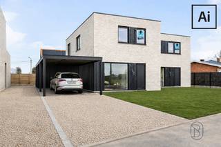 <span>Zeer goedgelegen, kwalitatieve moderne nieuwbouw gelegen in de Moorstraat te Sint-Eloois-Vijve.</span><br /><br /><span>Goedgelegen MODERNE kwalitatieve nieuwbouw, voorzien van de laatste technieken.</span><br /><span>INDELING: inkom, apart toilet, gezellige lichtrijke leefruimte met open geïnstalleerde keuken, berging en wasplaats, eventuele carport, en op het verdiep 3 slaapkamers en badkamer.</span><br /><br /><span>Voorzien van ZONNEPANELEN, vloerverwarming warmtepomp.</span><br /><br /><span>Info: emiel@immobeguin.be</span>