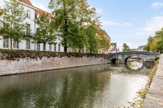 Vlakbij de sfeervolle Augustijnenrei, op een boogscheut van de Markt, ontdek je dit karaktervolle herenhuis in het charmante Sint-Gilliskwartier.<br /><br />Deze bijzondere woning strekt zich uit over vier verdiepingen en ademt authenticiteit. Denk aan elegante marmeren schouwen, prachtige glas-in-loodramen, hoge plafonds, imposante dubbele houten deuren en tal van andere authentieke elementen die het huis zijn unieke karakter geven.<br /><br />Ook door de twee volledig ingerichte keukens biedt deze woning bovendien tal van mogelijkheden: zoals ruime gezinswoning, kangoeroewoning of bijvb cohousing.<br /><br />Een extra troef? Vanuit de woning geniet je van een uniek dieptezicht richting de Gouden Handstraat.<br />Laat je verrassen door de charme en de mogelijkheden van deze bijzondere woning. <br /><br />Kom het zelf ontdekken en contacteer Katrien voor een bezoek:<br />📞 0477 46 53 11<br />📩 katrien@waeyler.be