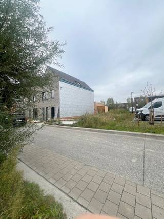 BOUWGROND VOOR HALF OPEN BEBOUWING  - LEUKE RUSTIGE LIGGING 225 M² grond 9 meter op 25 meter +  nog extra naastliggende parking 14+  unieke ligging...