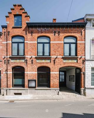 <p><span>RONSE - Bent u op zoek naar een unieke combinatie van een eigendom waar wonen en werken naadloos samengaan?</span></p><p><span> </span></p><p><span>Dan is dit uitzonderlijke pand in hartje Ronse een unieke opportuniteit. Dankzij de veelzijdige indeling, de royale volumes en de talrijke afwerkingsmogelijkheden leent deze eigendom zich perfect voor zelfstandigen, ondernemers of creatieve professionals die op zoek zijn naar een combinatie van woon- en werkruimte!</span></p><p><span> </span></p><p><span>De belangrijkste kenmerken in een notendop:</span></p><ul><li><span>Gelegen in het historische stadscentrum van Ronse</span></li><li><span>Veelzijdig inzetbaar als handelsruimte, kantoor, atelier, opslagruimte of showroom</span></li><li><span>Grote inrijpoort met voldoende hoogte voor camionette, bestelwagen of trailer</span></li><li><span>Trendy loft in opbouwfase met reeds voorziene domotica en vloerverwarming en warmtepomp </span></li><li><span>Geslaagde combinatie van industriële architectuur en authentieke elementen</span></li><li><span>Uitzonderlijk ruimtelijk gevoel dankzij de hoge plafonds en grote raampartijen</span></li><li><span>Overvloedige natuurlijke lichtinval</span></li><li><span>Zonnige Binnen-patio met volledige privacy </span></li><li><span>Ideaal voor wie wonen en werken op één locatie wenst te combineren</span></li></ul><p><span> </span></p><p><span>Zo ziet het handelspand en de loft eruit:</span></p><p><span>Via de ruime inrijpoort betreedt u het handelsgedeelte, dat vandaag bestaat uit verschillende bureauruimtes, een keukenruimte, sanitair, een grote opslagruimte en een bijzonder ruime hangar. Dankzij de flexibele indeling zijn tal van invullingen mogelijk, afhankelijk van uw professionele noden.</span></p><p><span>Via een buitentrap bereikt u de sfeervolle binnen-patio, een aangename buitenruimte die geniet van volledige privacy en een oase van rust vormt midden in de stad. </span></p><p><span>De loft werd ontworpen rond een hoogwaardige veranda die baadt in het natuurlijke licht. Deze ruimte kan naar eigen wens worden ingericht als leefruimte, extra zithoek of meerdere slaapkamers. In het oorspronkelijke woongedeelte aan de voorzijde bevinden zich de keuken, eetkamer en leefruimte. Alle leidingen en technische voorzieningen zijn aanwezig voor de installatie van badkamer en sanitair, waardoor u de verdere afwerking volledig naar eigen smaak kunt realiseren.</span></p><p><span>Een eigendom met karakter, volume en bijzonder veel potentieel, waar wonen en ondernemen op een unieke manier samenkomen. Een unieke opportuniteit in het centrum van Ronse. </span></p>