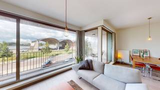 <p><strong>Gemeubeld appartement met mooie terrassen en frontaal Scheldezicht gelegen aan het Eilandje.</strong> <br /><br />Residentie Liberty Poort werd ontworpen door de Vlaamse architect Bob Van Reeth en is gelegen naast het Red Star Line Museum op het trendy Eilandje.<br /><br />Indeling: Inkomhal welke toegang geeft tot een zonnige leefruimte aan de voorzijde met frontaal scheldezicht. Vanuit de leefruimte toegang tot een mooi ZW gericht terras met zicht op de Schelde. Een volledig ingerichte keuken voorzien van de gebruikelijke toestellen met aansluitend een berging met was- en droogautomaat.<br /><br />Nachthal waarop uitkomen: 2 slaapkamers, een geïnstalleerde badkamer met douche in ligbad en een separaat toilet. Vanuit de slaapkamers toegang tot een ruim ZO gericht terras van ca. 15 m2.<br /><br />Een ondergrondse autostaanplaats met nr 29 op -1 is te huren in combinatie met het appartement voor 125 euro per maand. <br /><br />Een kelderberging met nr 44 op -2 en fietsenberging is inbegrepen in de huurprijs. <br /><br />De gemeenschappelijke kosten bedragen 125 euro per maand. <br /><br /><strong>Extra:</strong> <br />- Autostaanplaats en kelderberging aanwezig<br />- Recent gebouw<br />- Energiezuinig</p>
<p></p>
<p></p>