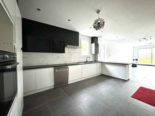 Op zoek naar een perfect instapklare woning in een rustige, doch vlot bereikbare buurt? Deze ruime en energiezuinige woning in Menen heeft alles...
