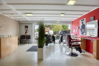 <span><span>Gelegen op het gelijkvloers van <strong>residentie ‘Noord Uyt’</strong>, gelegen langs de Grauwe Broedersstraat in het centrum van Diksmuide, vinden we deze <strong>veelzijdige en commerciële ruimte </strong>met een <strong>bruikbare vloeroppervlakte van 116 m²</strong>.<br />Dankzij de centrale ligging, de ruime indeling en de verschillende afzonderlijke ruimtes biedt dit pand tal van mogelijkheden voor de <strong>uitbating van een winkel, handelszaak, praktijk, vrij beroep of een andere commerciële of dienstverlenende activiteit</strong>. Het pand is momenteel ingericht als kapsalon en beschikt over een mooie etalageruimte met goede zichtbaarheid.<br /><br /><strong><u>Indeling:</u></strong> inkom met balie en etalageruimte, aansluitende handels- of praktijkruimte vooraan, tweede handels- of praktijkruimte achteraan, berging, apart toilet, vestiaire, keukenruimte, bureel/bergruimte en hal met achterdeur.<br /><br />Als bijkomende troef beschikt u over de mogelijkheid om garagebox nr. 2 aan te kopen (prijs op aanvraag). Deze garagebox situeert zich op verdieping -1.<br /><br /><u>Enkele troeven:</u><br />• Bruikbare vloeroppervlakte van 116 m²;<br />• <strong>Energielabel C</strong>;<br />• Centrale verwarming op aardgas;<br />• In goede staat van onderhoud;<br />• <strong>Garagebox nr. 2 optioneel mee aan te kopen</strong>;<br />• Centrale ligging in het centrum van Diksmuide.<br /><br />Bent u op zoek naar een commerciële ruimte in regio Diksmuide? Dan is dit pand zeker uw bezoek waard! Bel Diksimmo op het nummer <strong>051 50 11 51</strong> of mail naar diksmuide@diksimmo.be.</span></span>