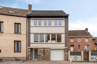 Volledig vernieuwde gezinswoning gelegen in het centrum van Tollembeek, nabij station, buurtwinkels, scholen. Op het gelijkvloers een ruime...